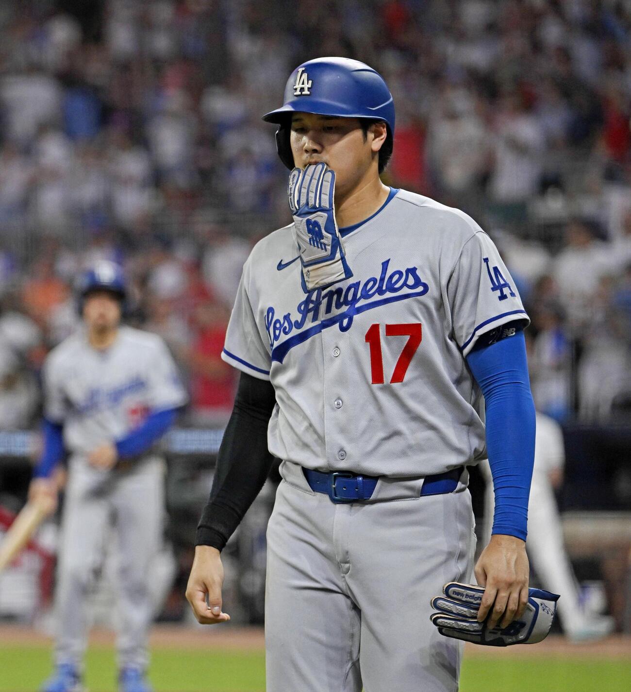 ブレーブスに敗れ、引き揚げるドジャース・大谷＝アトランタ（共同）