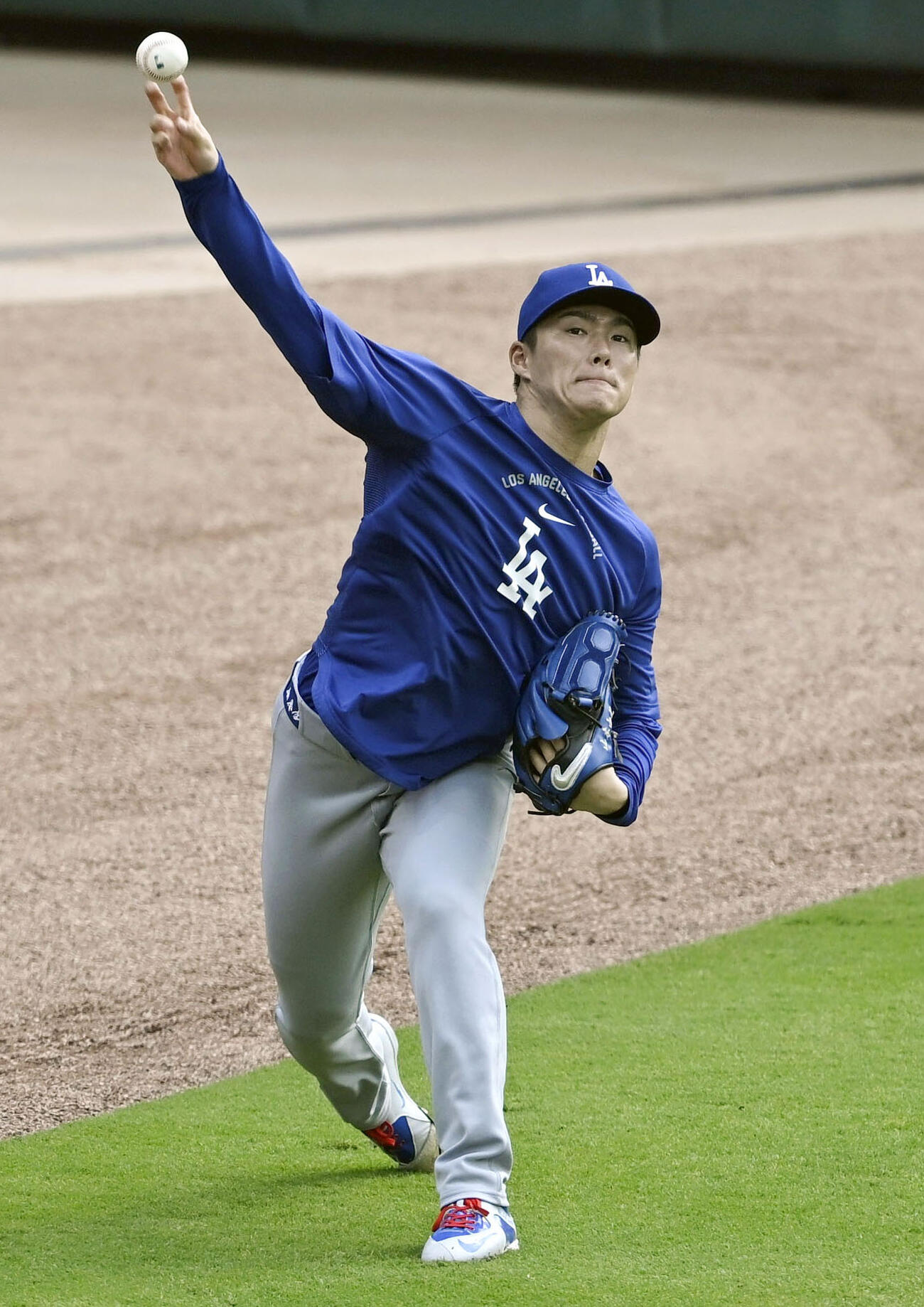 キャッチボールで調整するドジャース・山本＝アトランタ（共同）