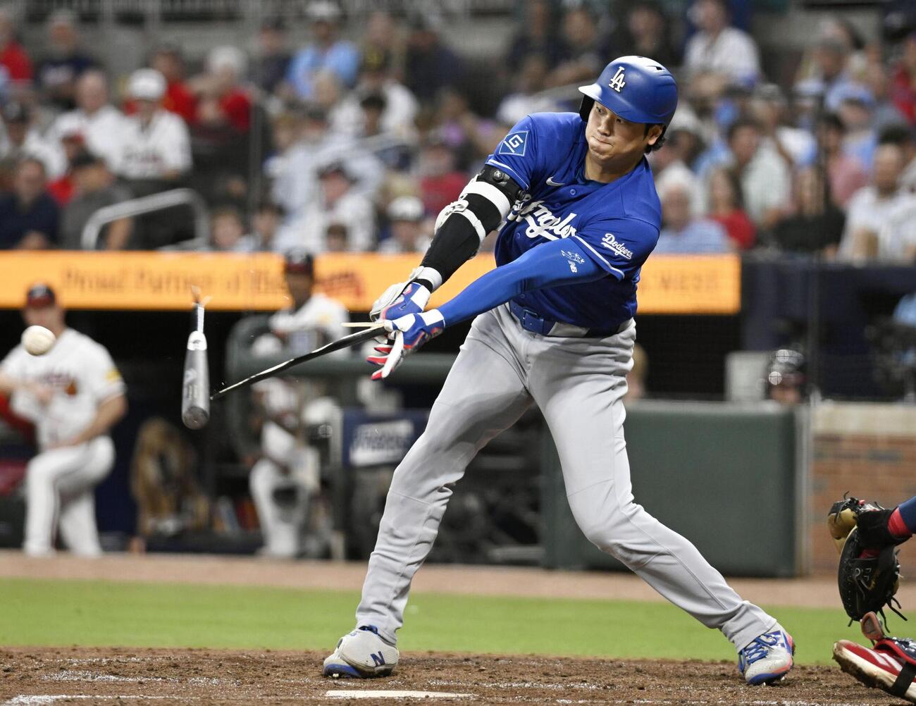 ブレーブス戦の4回、バットを折りながら右前打を放つドジャース・大谷＝アトランタ（共同）