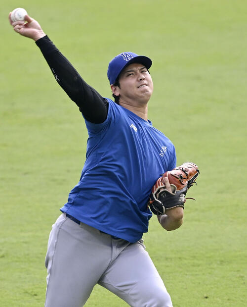 キャッチボールで調整するドジャース・大谷=アトランタ(共同)