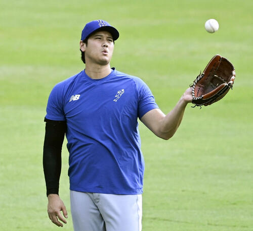 キャッチボールで調整するドジャース・大谷=アトランタ(共同)