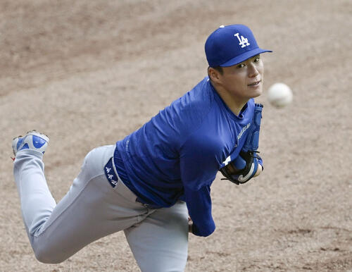 キャッチボールで調整するドジャース・山本=アトランタ(共同)