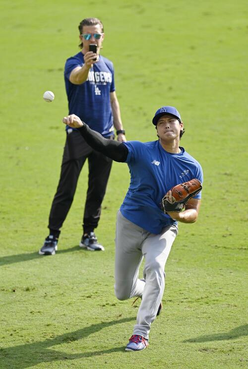 キャッチボールで調整するドジャース・大谷=アトランタ(共同)