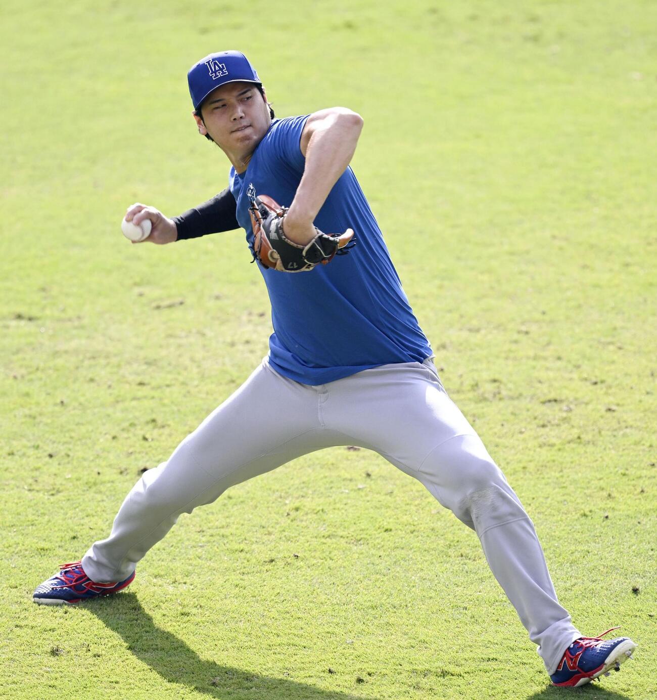 キャッチボールで調整するドジャース・大谷＝アトランタ（共同）