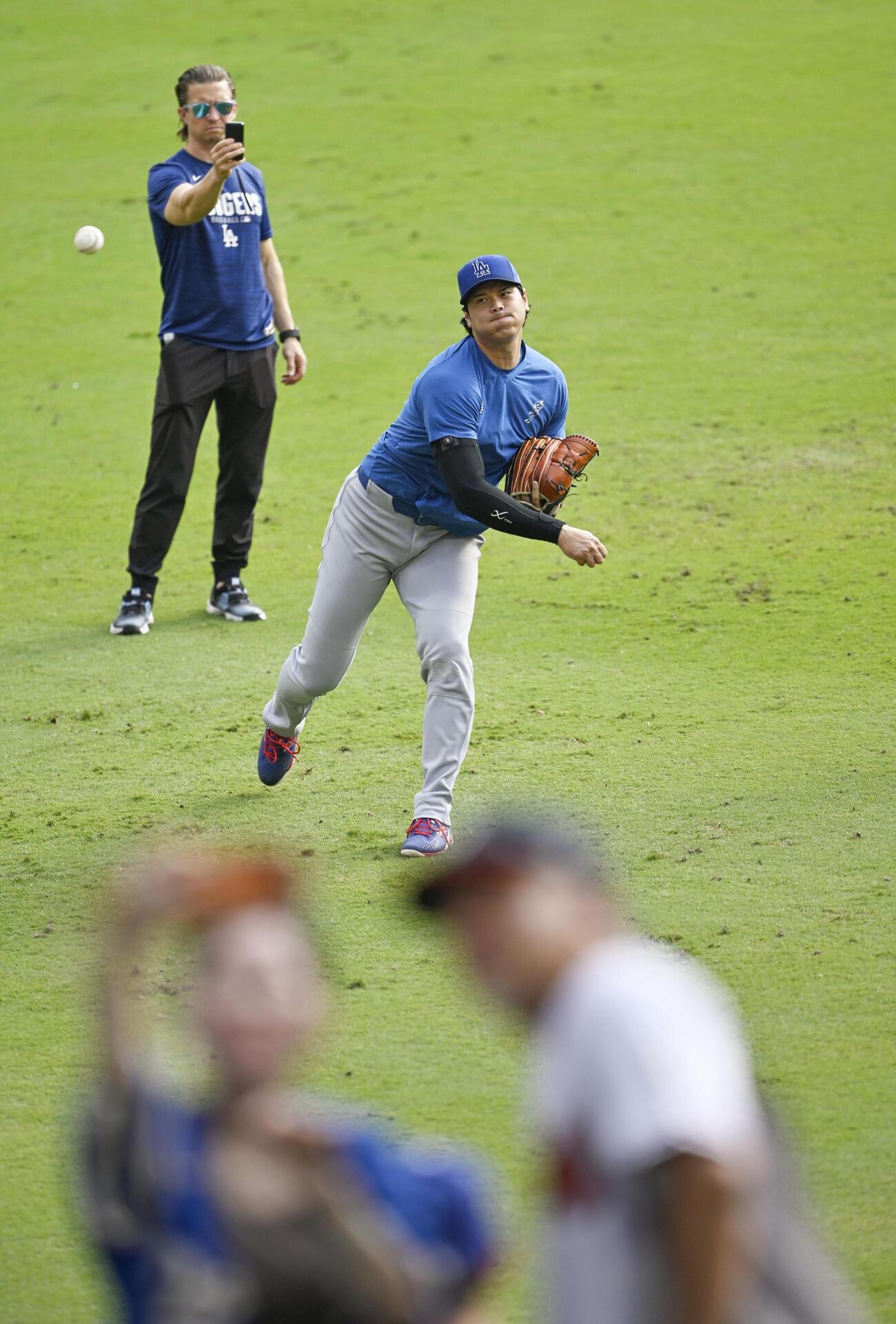 キャッチボールで調整するドジャース・大谷＝アトランタ（共同）