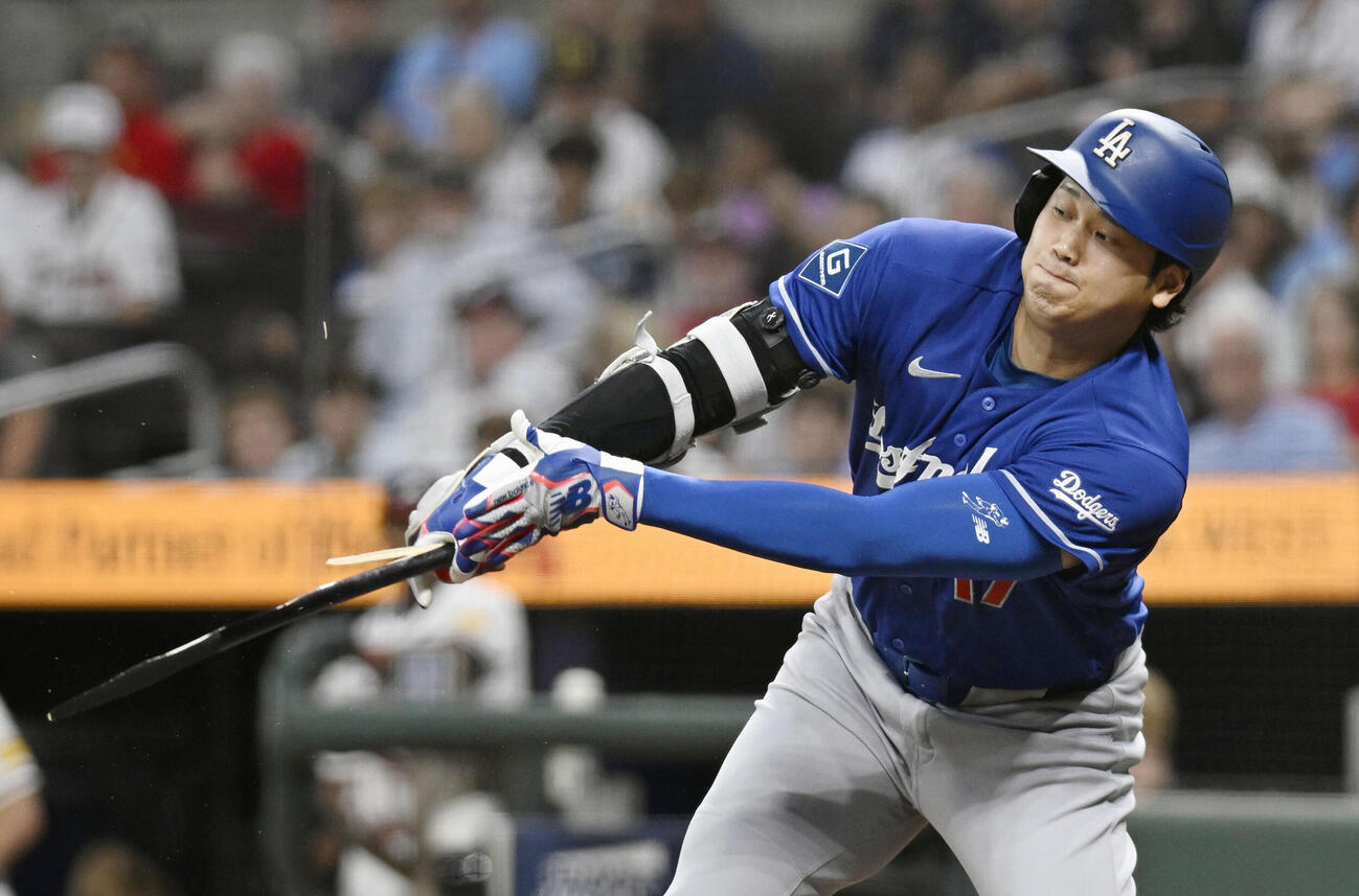 ブレーブス戦の4回、バットを折りながら右前打を放つドジャース・大谷＝アトランタ（共同）
