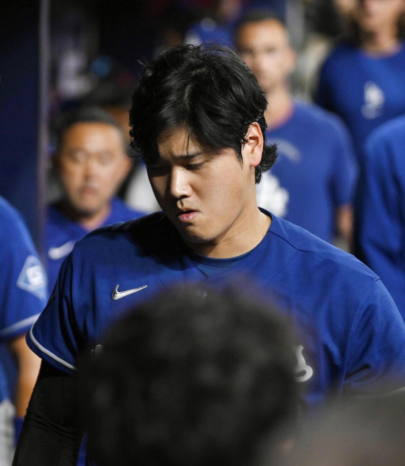 ブレーブスにサヨナラ負けを喫し、引き揚げるドジャース・大谷＝アトランタ（共同）