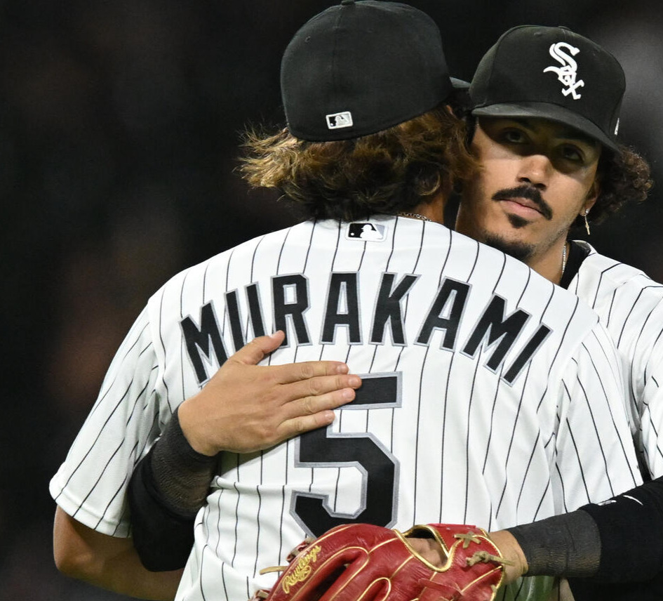 レンジャーズに勝利後、ホワイトソックス・バルガス（右）と抱き合う村上（AP）