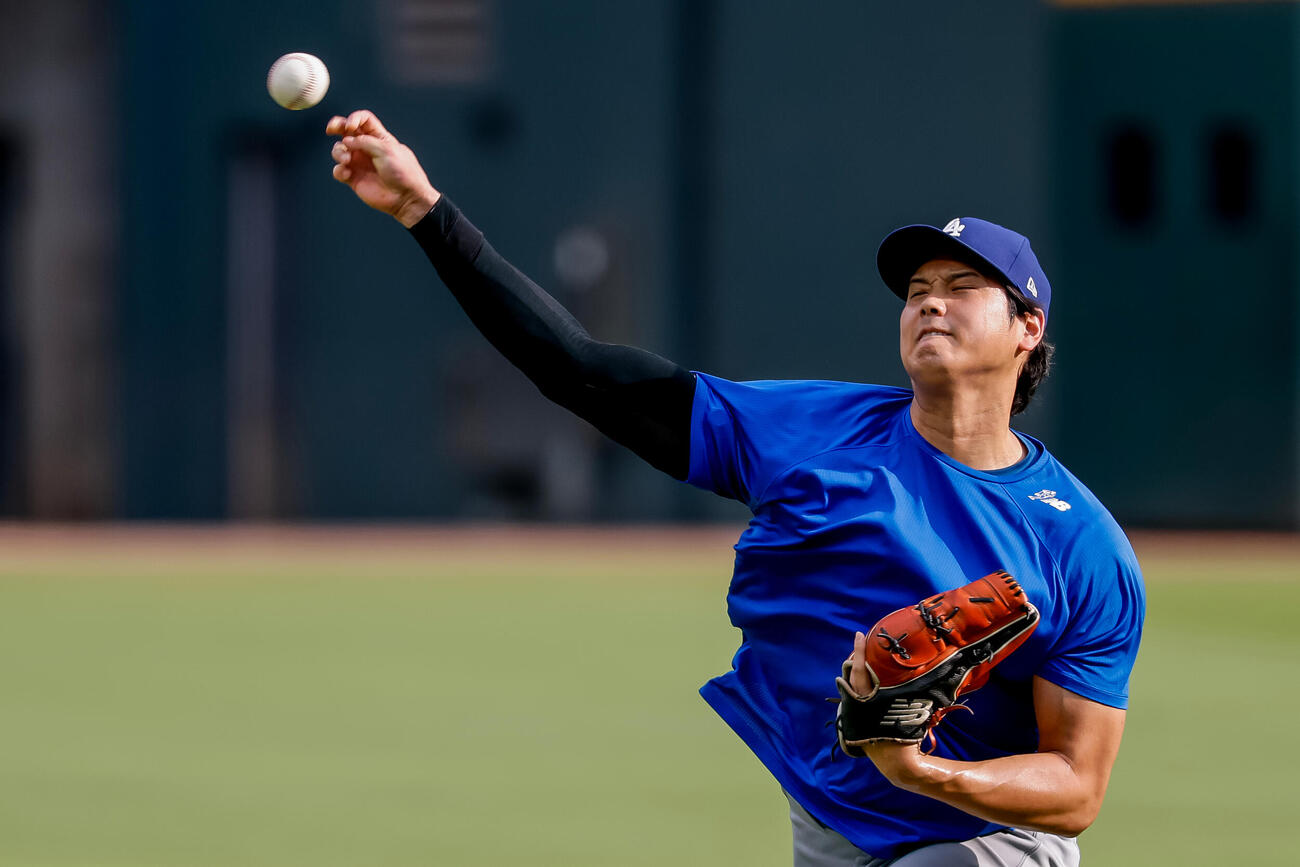 試合前、キャッチボールを行うドジャース大谷(AP)