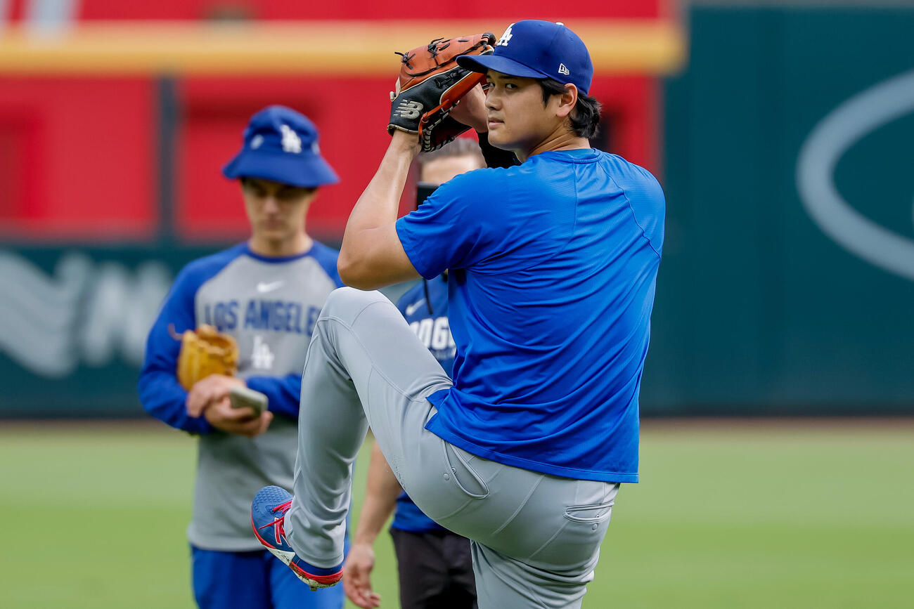 試合前、キャッチボールを行うドジャース大谷(AP)