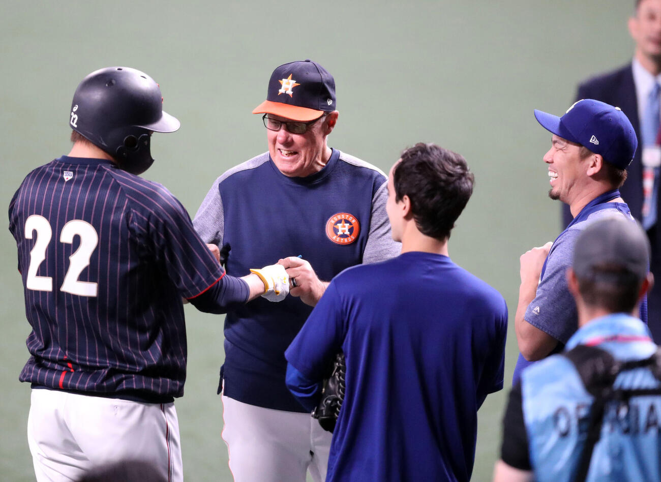 MLB対日本　試合前、柳田（左）にサインをしてもらうブレント・ストロム・コーチ（中央）。右は前田（2018年11月撮影）