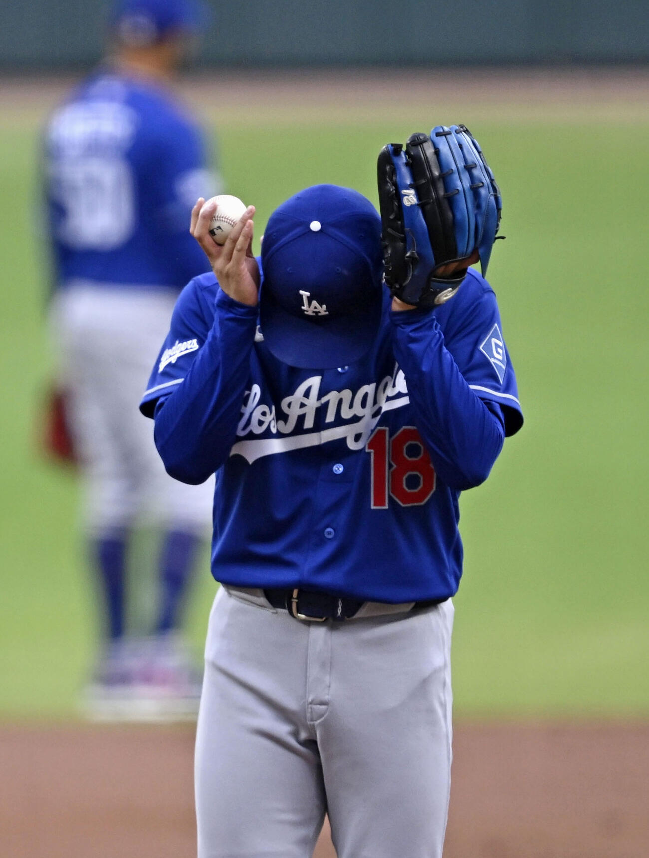 ブレーブス戦の1回、先頭打者本塁打を浴びたドジャース山本（共同）