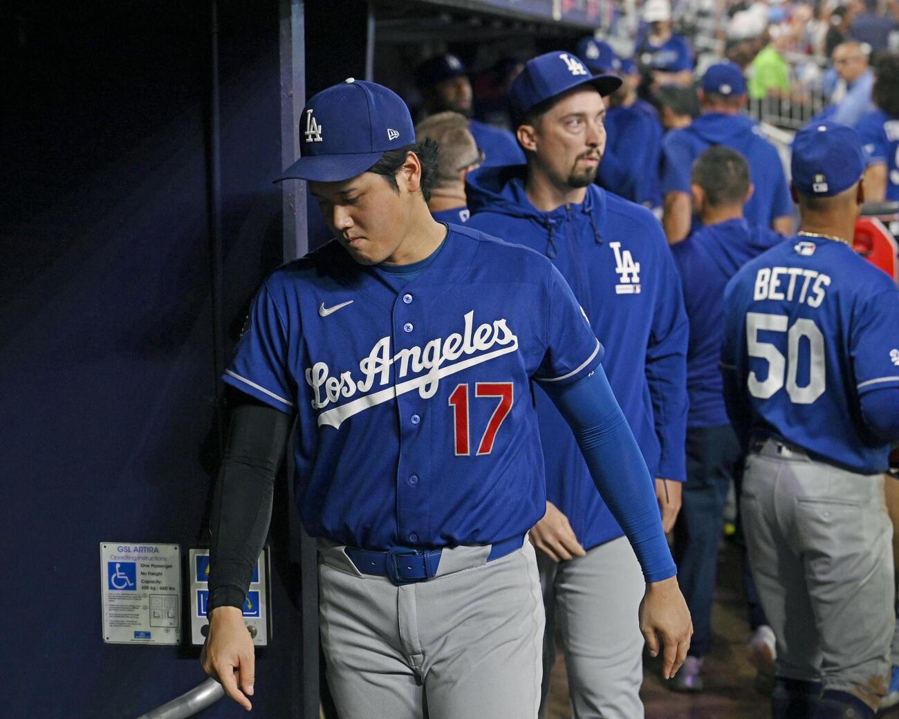 ブレーブスに敗れ、引き揚げるドジャース・大谷＝アトランタ（共同）