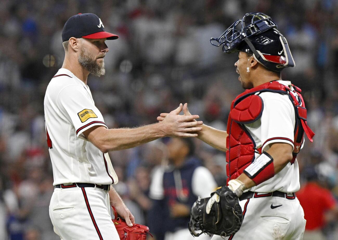 ドジャース戦で完封勝利を挙げたブレーブスのセール（左）＝アトランタ（共同）