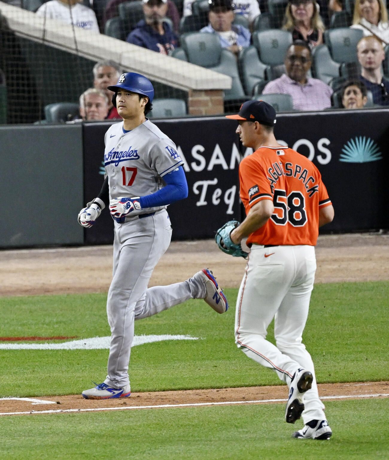 タイガース戦の8回、二ゴロに倒れるドジャース・大谷。右は投手ワゲスパック＝デトロイト（共同）
