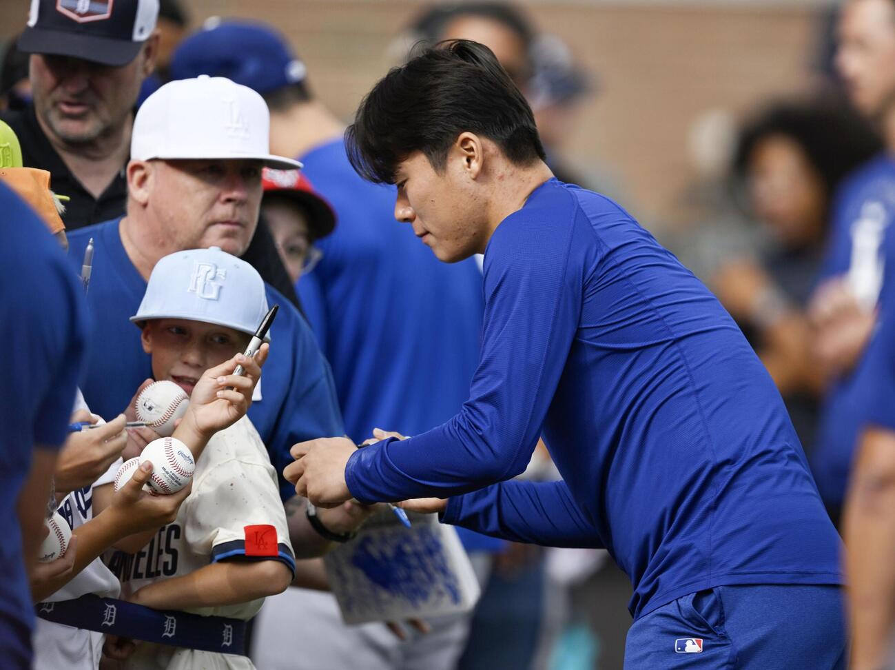 試合前、ファンにサインするドジャース・山本＝デトロイト（共同）