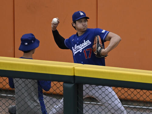 ブルペンで投球練習するドジャース・大谷＝デトロイト（共同）