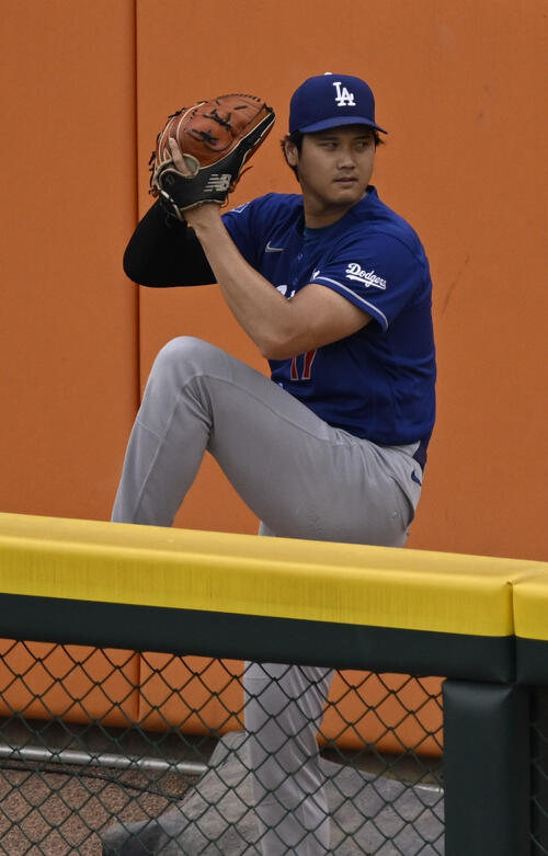 ブルペンで投球練習するドジャース・大谷＝デトロイト（共同）