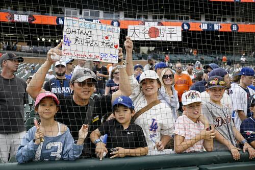ドジャース・大谷を応援するファン=デトロイト(共同)