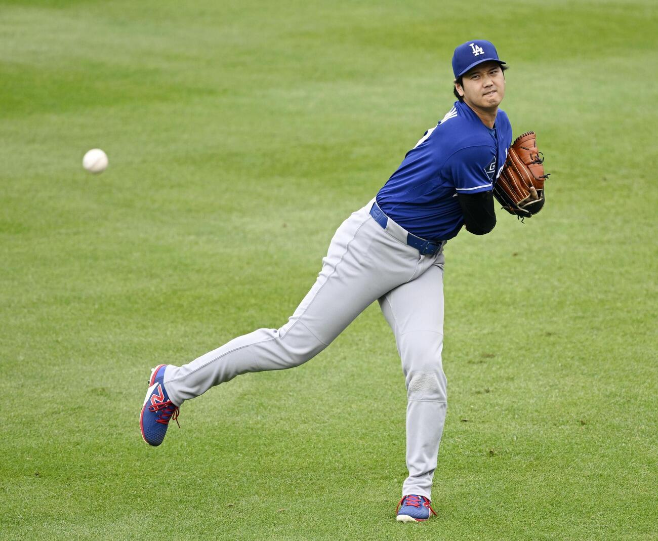 キャッチボールするドジャース・大谷＝デトロイト（共同）