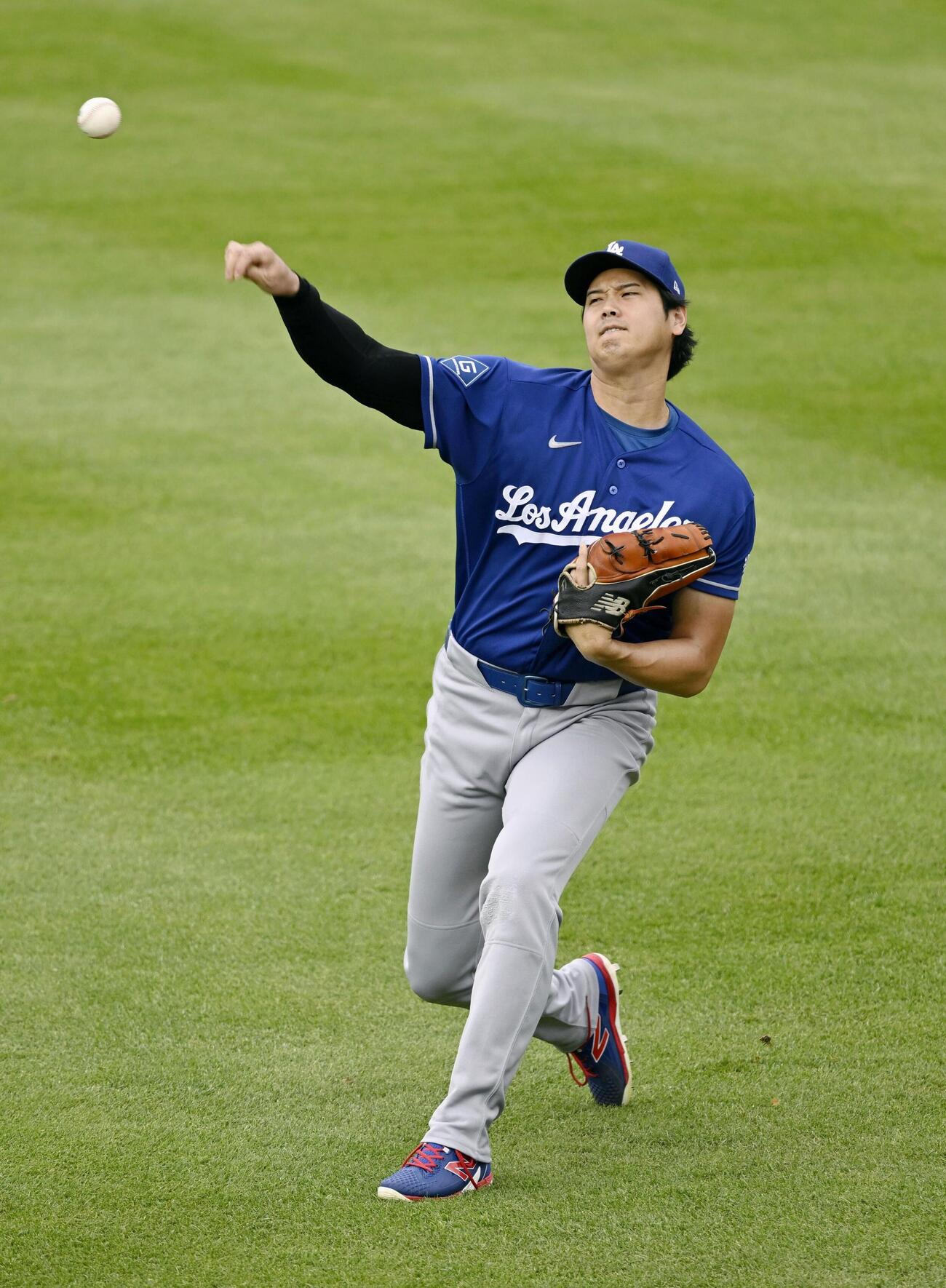 キャッチボールするドジャース・大谷＝デトロイト（共同）