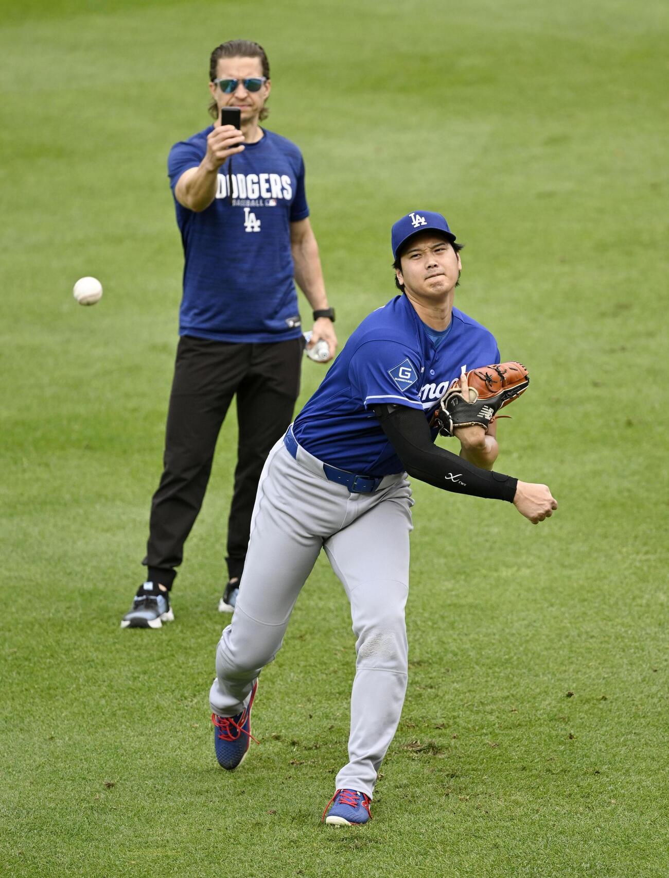 キャッチボールするドジャース・大谷＝デトロイト（共同）