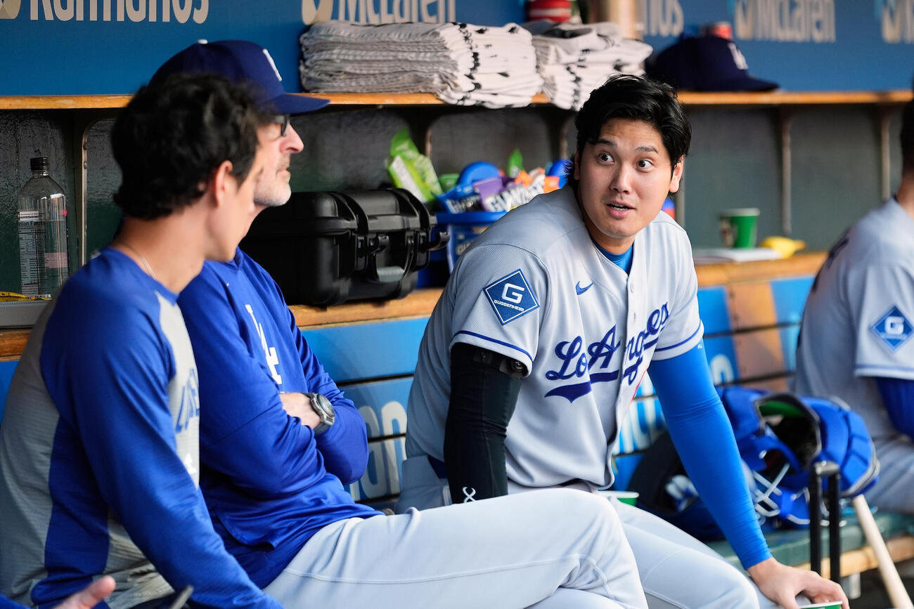 タイガース戦の4回、ダグアウトで話をするドジャース大谷翔平（AP）