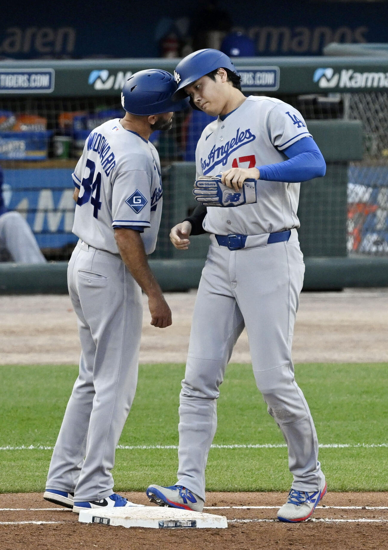 タイガース戦の5回、四球を選び塁上でポーズをとるドジャース・大谷＝デトロイト（共同）