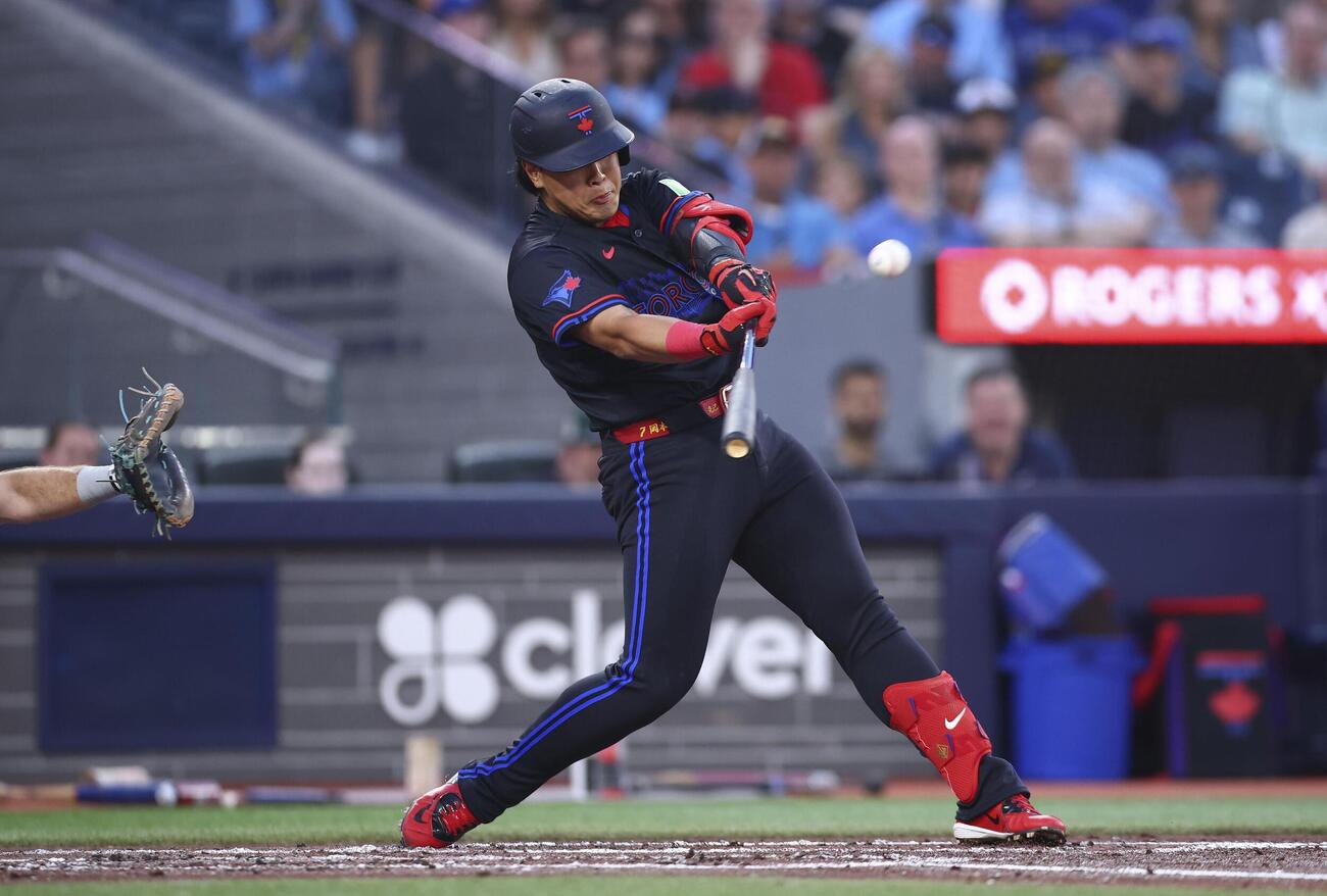 マリナーズ戦の1回、右犠飛を放つブルージェイズ・岡本（ゲッティ＝共同）