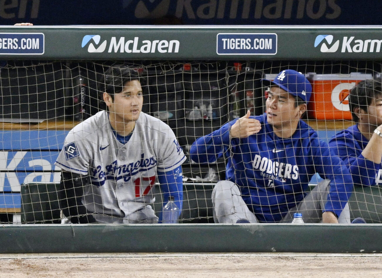 タイガース戦の9回、ベンチで話すドジャース大谷（左）と山本（共同）