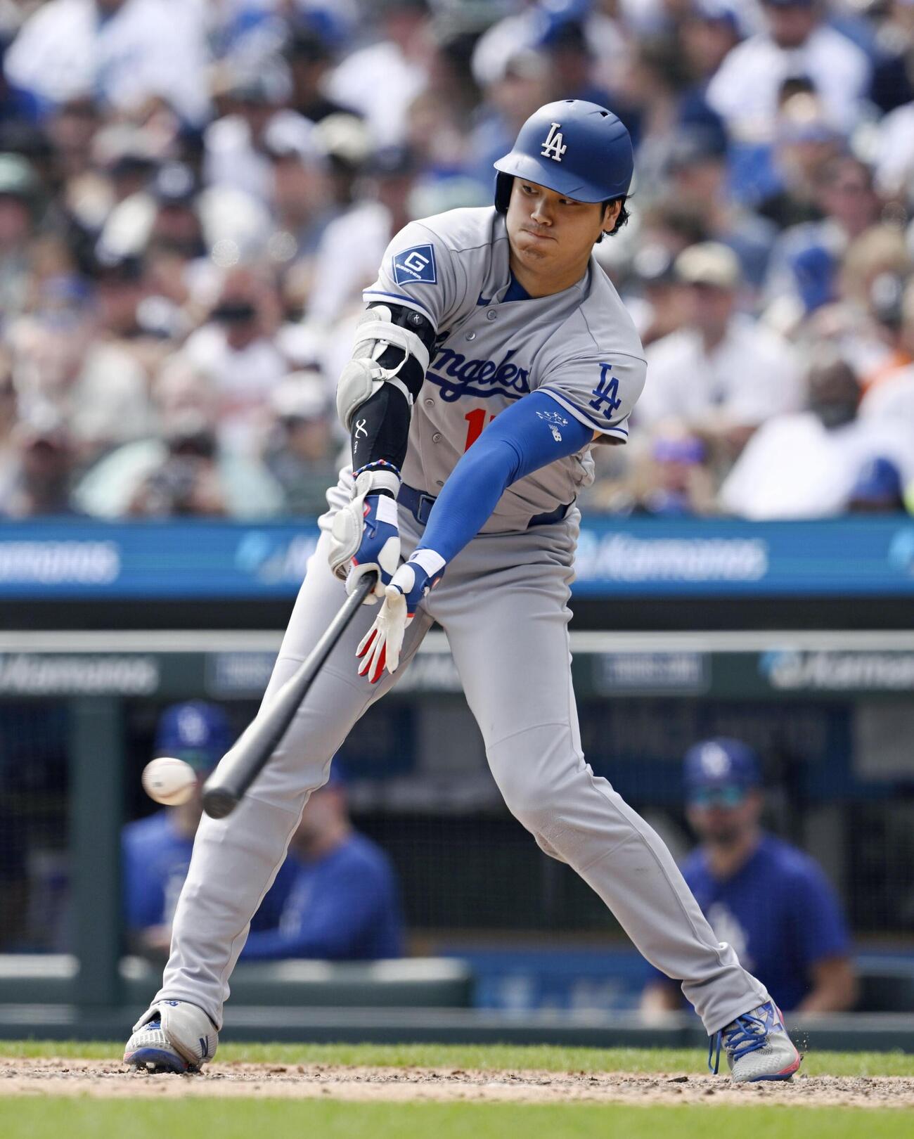 タイガース戦の8回、一直に倒れるドジャース・大谷＝デトロイト（共同）