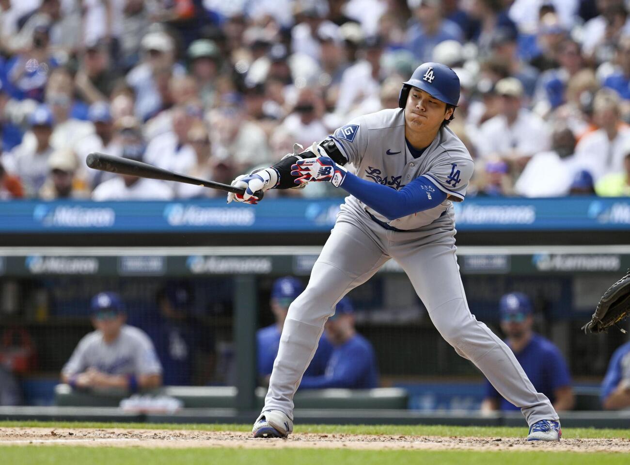 タイガース戦の8回、一直に倒れるドジャース・大谷＝デトロイト（共同）