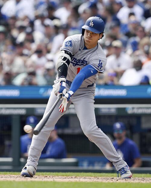 タイガース戦の8回、一直に倒れるドジャース・大谷=デトロイト(共同)