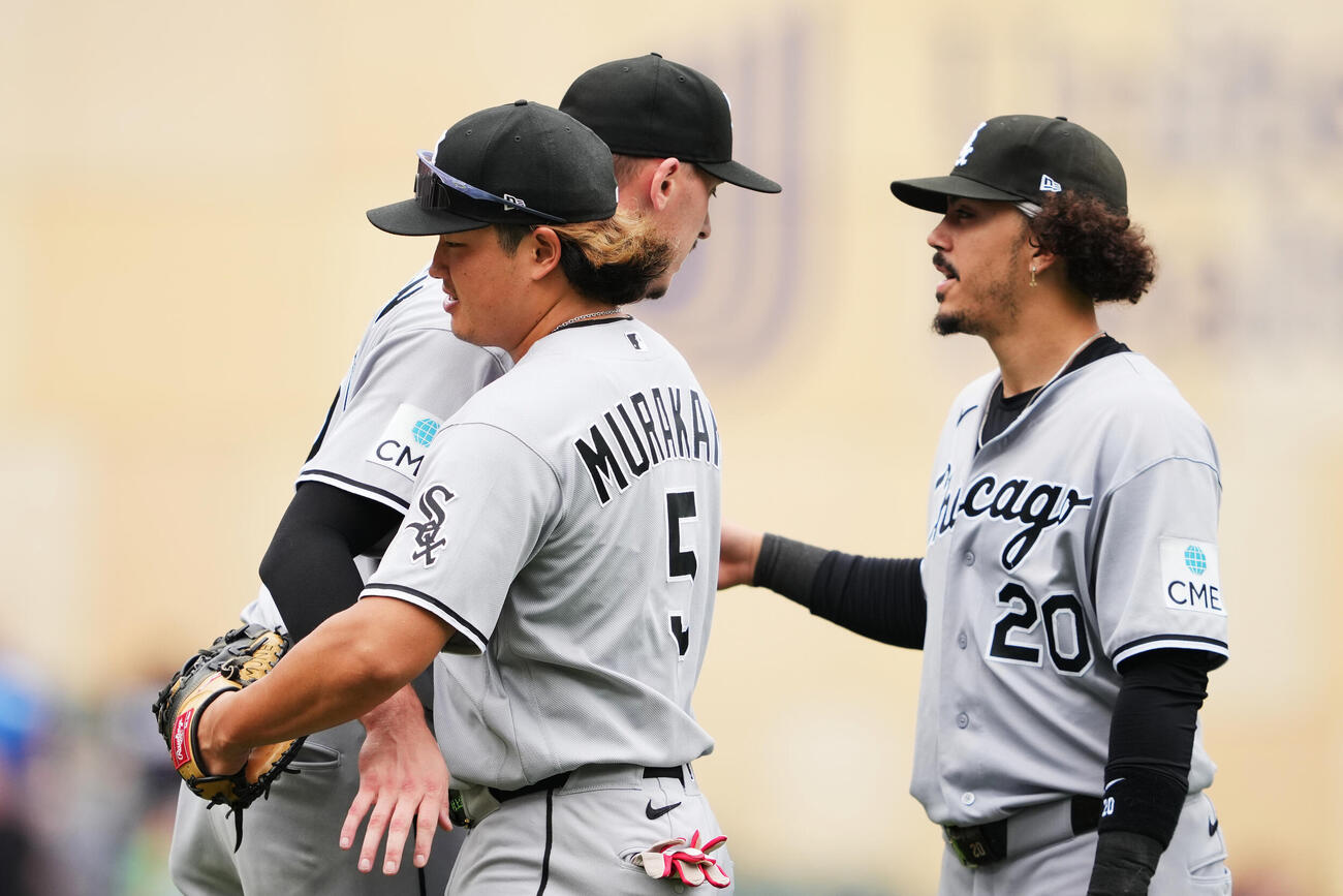 ツインズ戦の勝利を喜び合うホワイトソックス村上（中央）ら（AP）