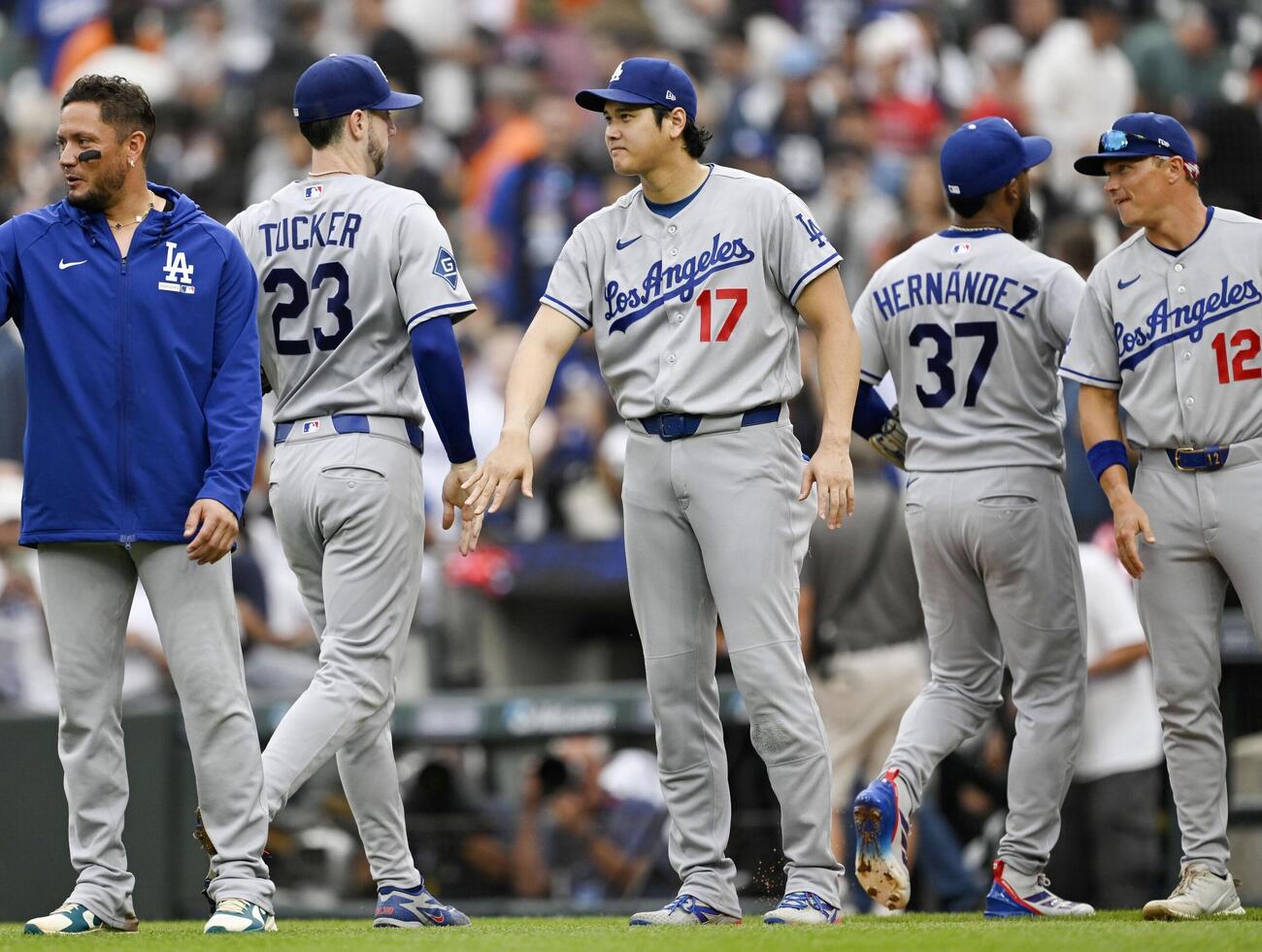 タイガースに勝利し、タッチを交わすドジャース・大谷（中央）＝デトロイト（共同）