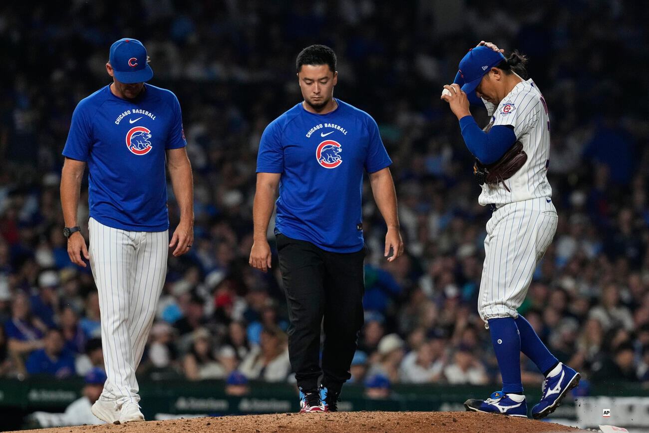 レッズ戦の5回、2点本塁打を打たれ、うつむく今永昇太（AP）