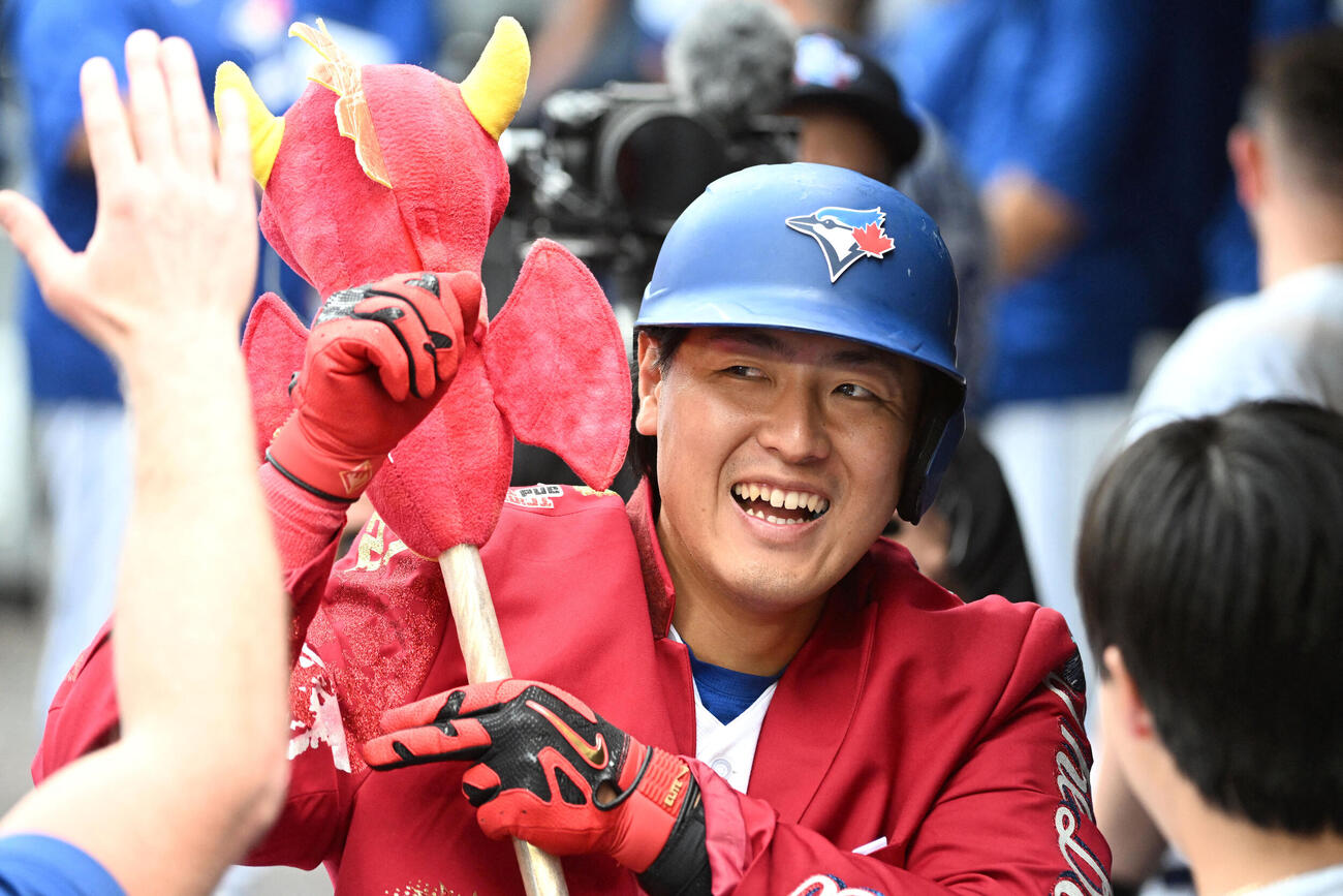 6回、28号を放ち祝福されるブルージェイズ岡本（ロイター）