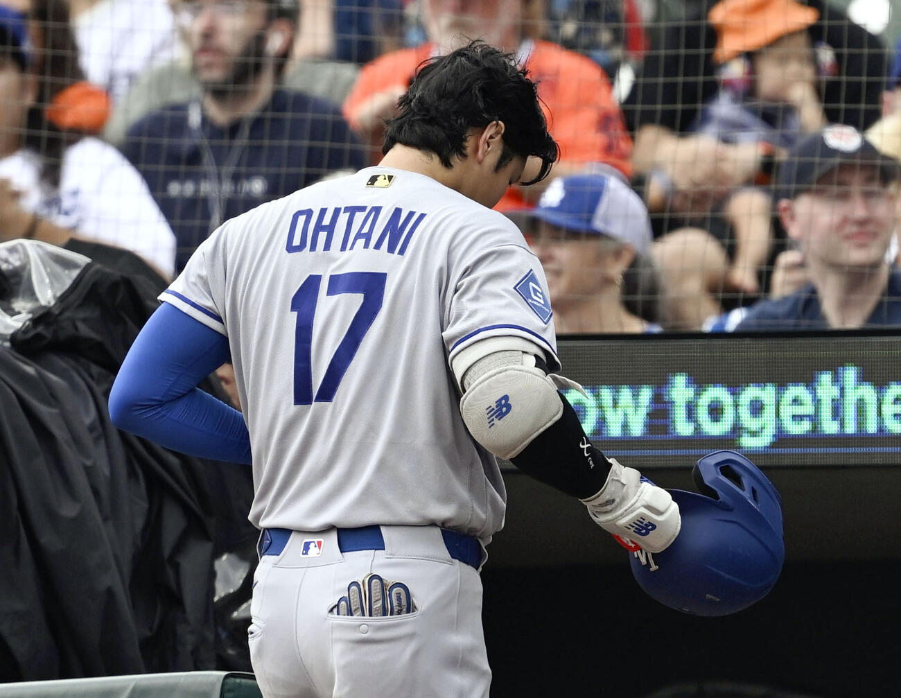 タイガース戦の1回、二ゴロに倒れベンチに戻るドジャース・大谷＝デトロイト（共同）