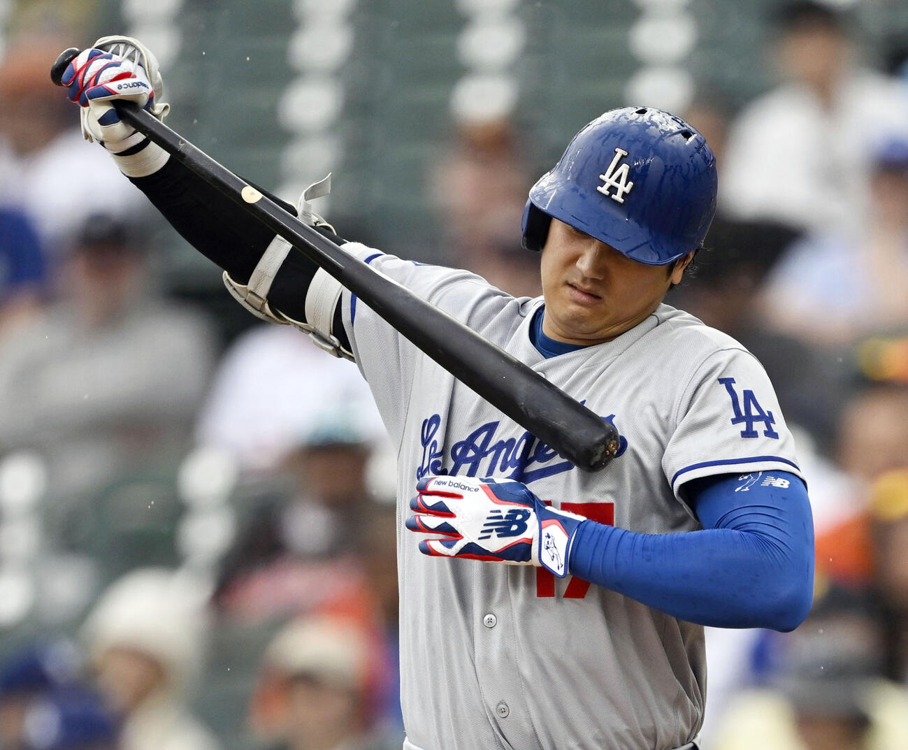 タイガース戦の9回、雨でぬれたバットを拭くドジャース・大谷＝デトロイト（共同）