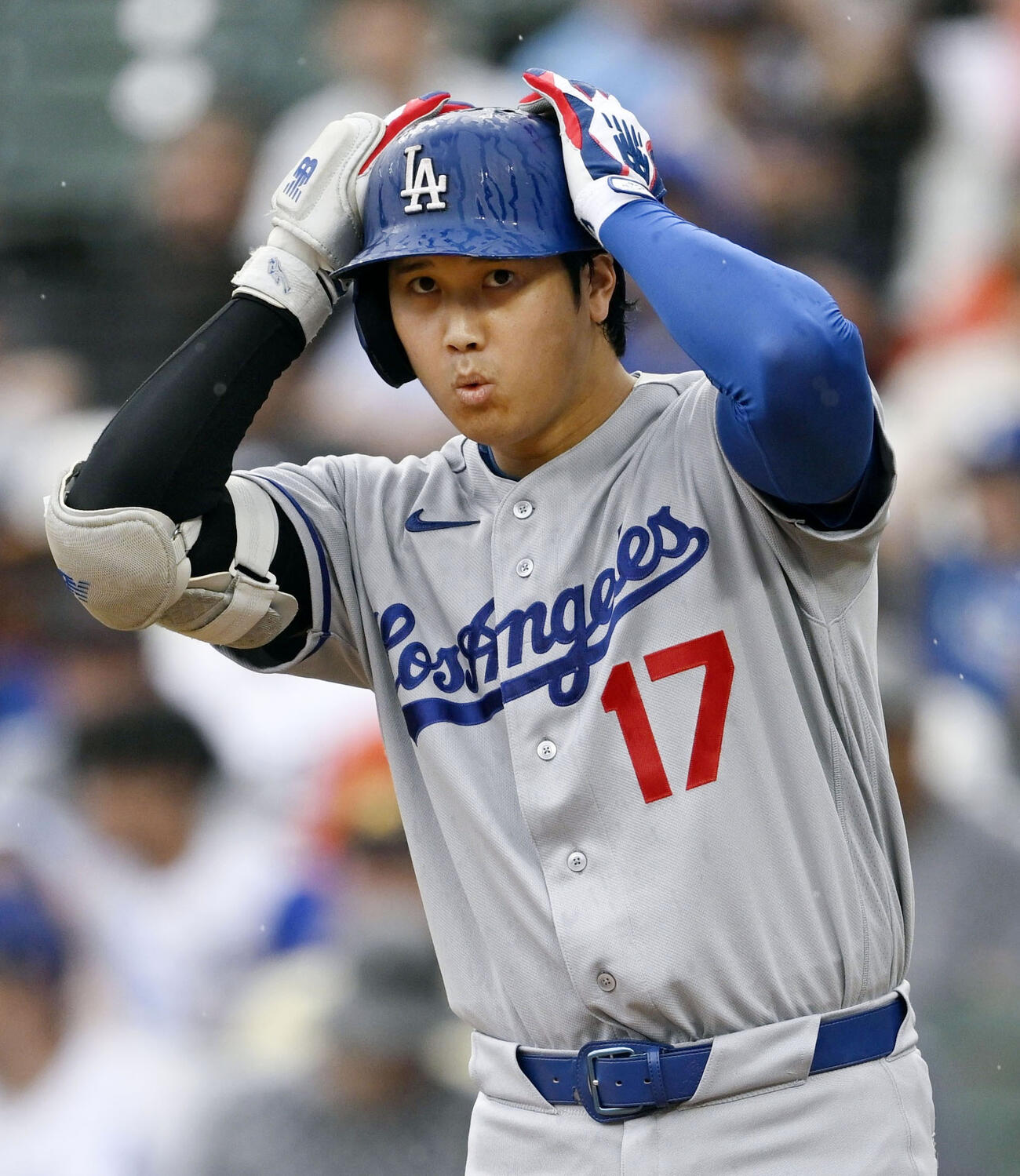 タイガース戦の9回、ファウルの行方を見るドジャース大谷（共同）