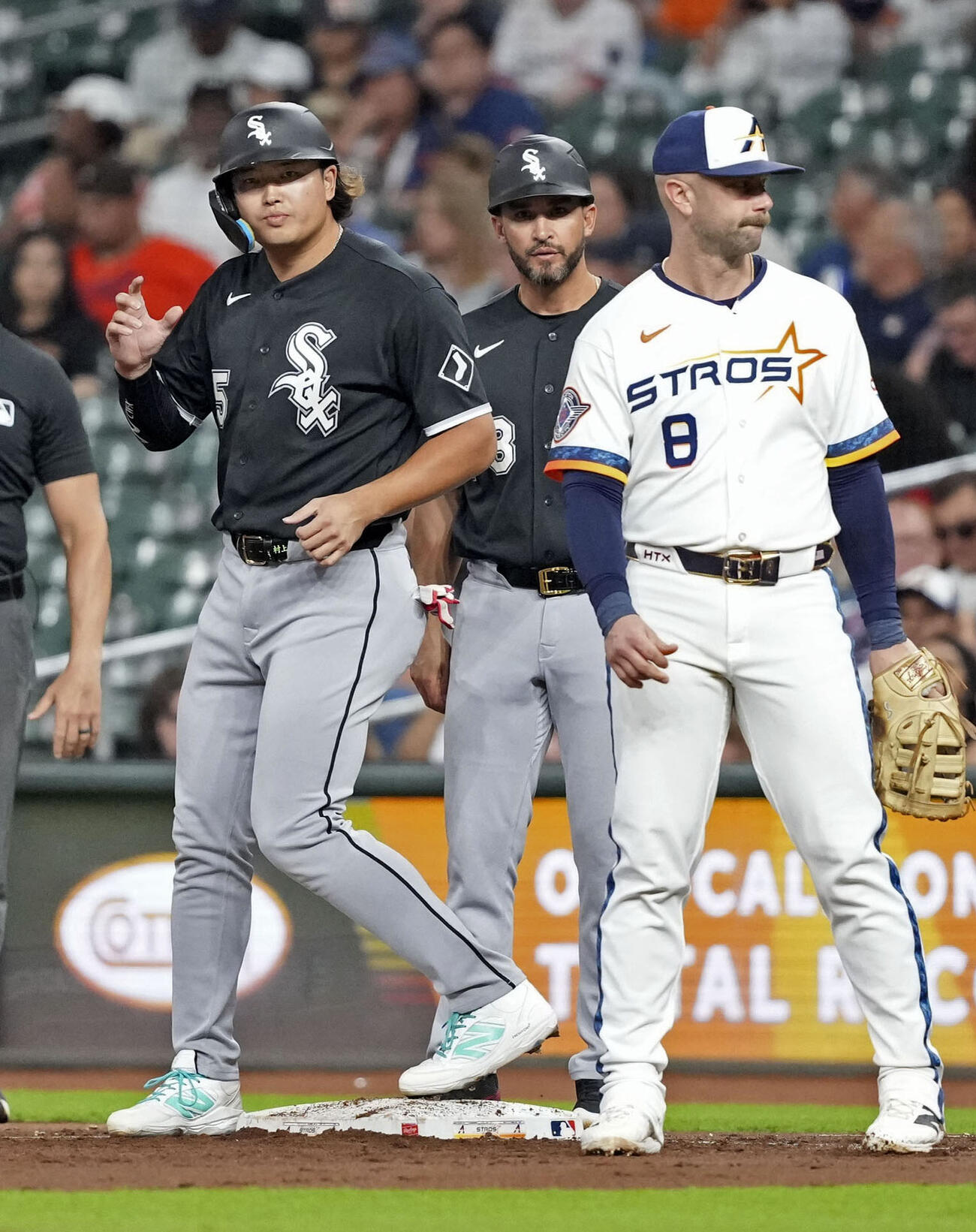 アストロズ戦の3回、四球で出塁したホワイトソックス・村上（左）＝ヒューストン（共同）