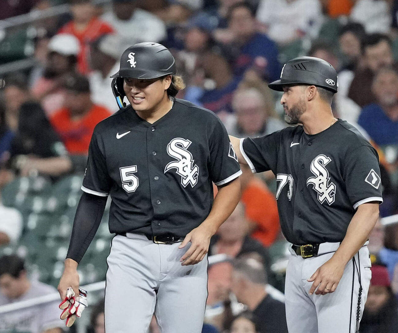 アストロズ戦の4回、押し出し四球を選び笑顔を見せるホワイトソックス・村上（左）＝ヒューストン（共同）