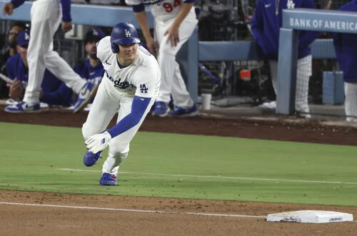カージナルス戦の5回、ベッツの適時二塁打で一塁から三塁へ進み、オーバーランで慌てて戻るドジャース・大谷=ロサンゼルス(共同)