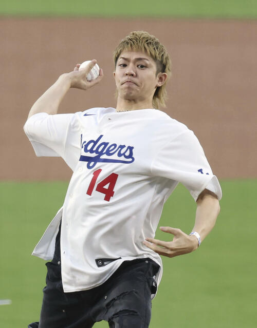米大リーグ、ドジャース-カージナルス戦で始球式を務めるダンスボーカルグループ「Number_i(ナンバーアイ)」の岸優太さん=ロサンゼルス(共同)