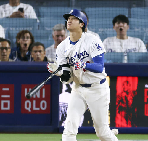 カージナルス戦の7回、死球を受け痛そうな表情のドジャース・大谷=ロサンゼルス(共同)