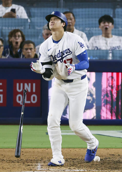 カージナルス戦の7回、死球を受け痛そうな表情のドジャース・大谷=ロサンゼルス(共同)
