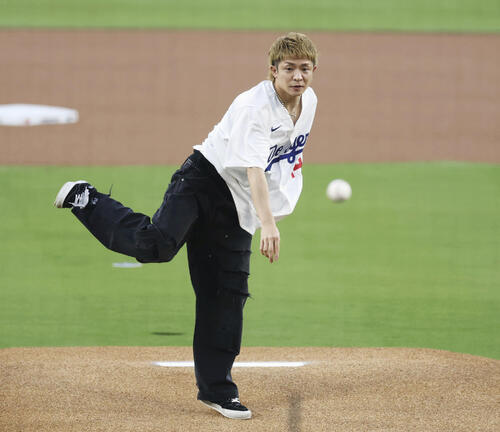 米大リーグ、ドジャース-カージナルス戦で始球式を務めるダンスボーカルグループ「Number_i(ナンバーアイ)」の岸優太さん=ロサンゼルス(共同)