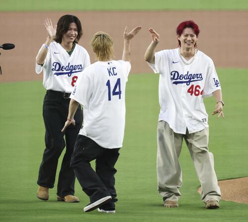 米大リーグ、ドジャース-カージナルス戦で始球式を務めたダンスボーカルグループ「Number_i(ナンバーアイ)」の(左から)神宮寺勇太さん、岸優太さん、平野紫耀さん=ロサンゼルス(共同)