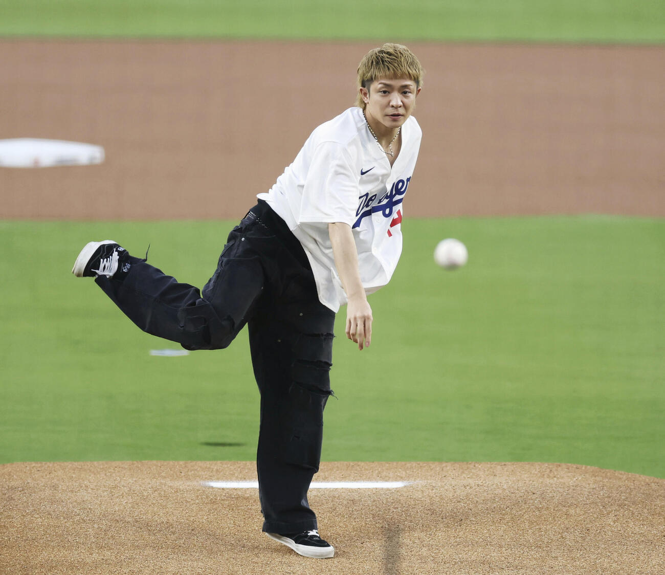 米大リーグ、ドジャース－カージナルス戦で始球式を務めるダンスボーカルグループ「Number＿i（ナンバーアイ）」の岸優太さん＝ロサンゼルス（共同）