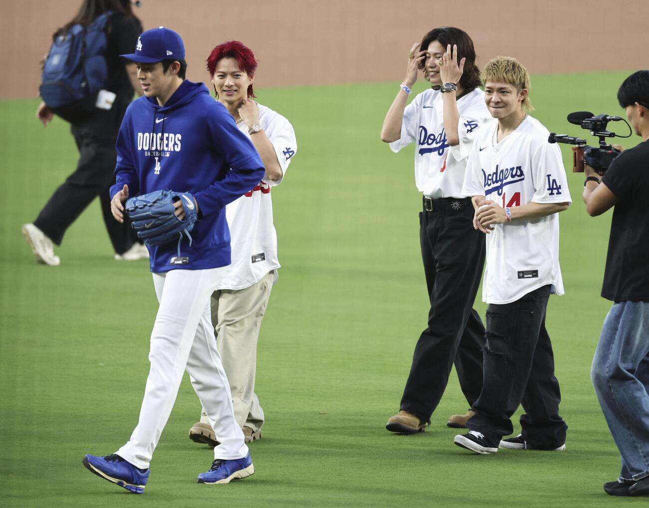 米大リーグ、ドジャース－カージナルス戦で始球式を務めたダンスボーカルグループ「Number＿i（ナンバーアイ）」の（右から）岸優太さん、神宮寺勇太さん、平野紫耀さん。左端は捕手役の佐々木朗＝ロサンゼルス（共同）